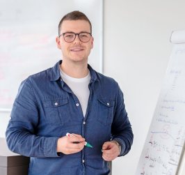 Kai Herzog am Arbeitsplatz bei der SVA Aargau