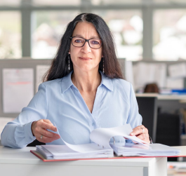Marianne Rotter an ihrem Arbeitsplatz bei der SVA Aargau