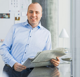 Thomas Weber an seinem Arbeitsplatz bei der SVA Aargau