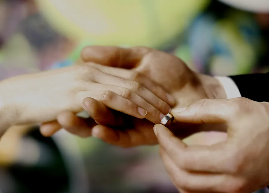 Ring anstecken an Ringfinger