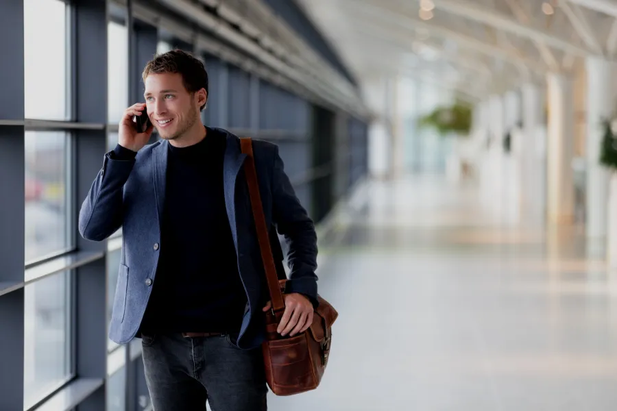 Junger Mann am Mobiltelefon