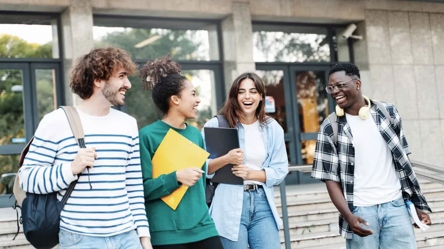 Jugendliche vor der Ausbildungsstätte