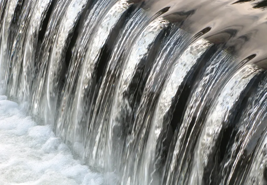 Wasser fliesst über Wehr
