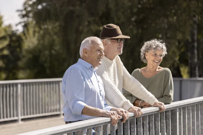 Rentner stehen auf einer Brücke