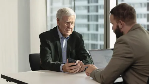 Ein Rentner in der Beratung