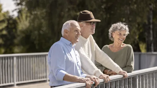 Rentner stehen auf einer Brücke