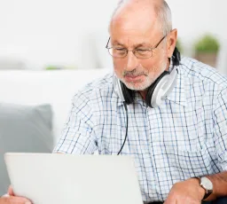 Älterer Herr am Laptop